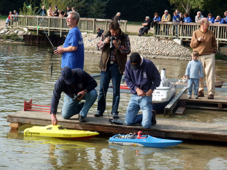 Vorbereitung der benzingetriebenen Rennboote